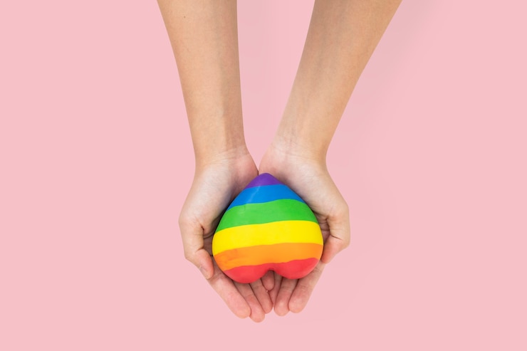 Photo gratuit coeur de communauté lgbtq+ avec présentation des mains