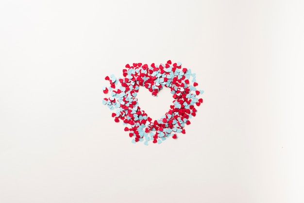 Coeur de confettis bleus et rouges