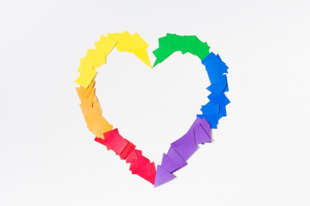 Coeur dans le concept de couleurs arc-en-ciel