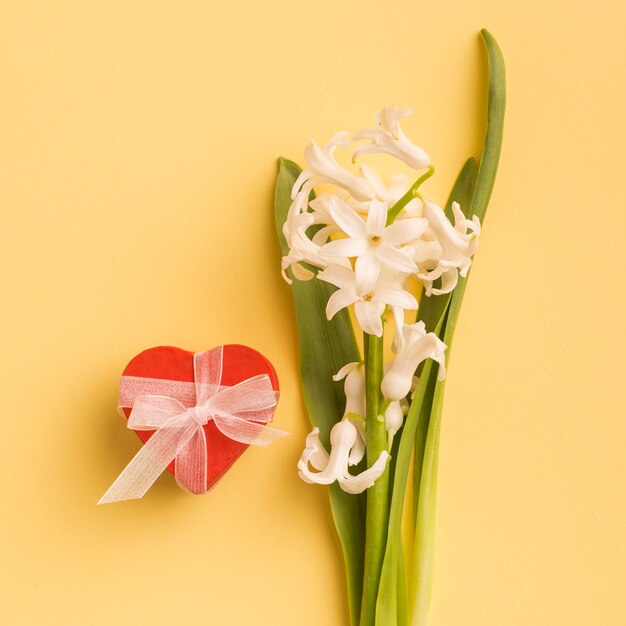 Coeur décoratif et fleurs fraîches