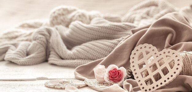 Un cœur décoratif parmi les articles tricotés douillets. Concept de vacances de la Saint-Valentin.