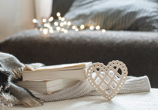 Coeur décoratif et une pile de livres.