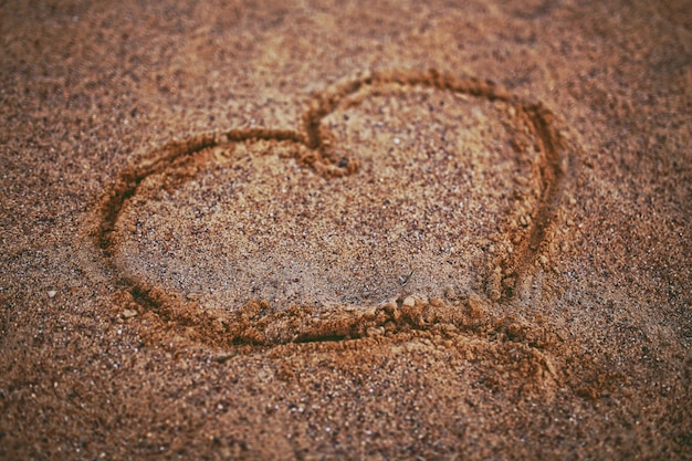 Coeur dessiné dans le sable