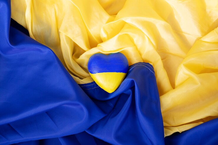 Photo gratuit coeur avec le drapeau ukrainien sur le drapeau ukrainien
