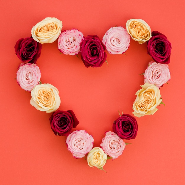 Photo gratuite coeur fait de délicates roses