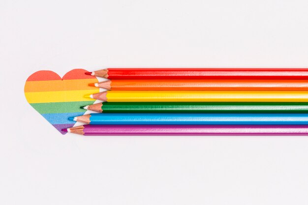 Cœur LGBT arc-en-ciel et crayons de couleur