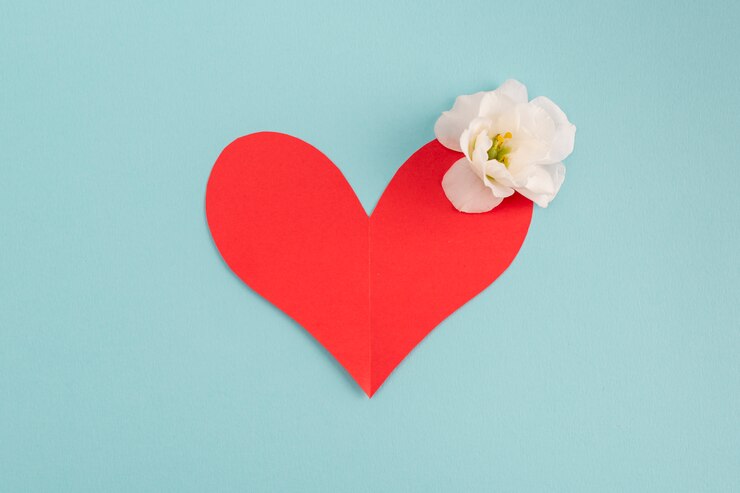 Photo gratuit cœur en papier avec bouton floral frais