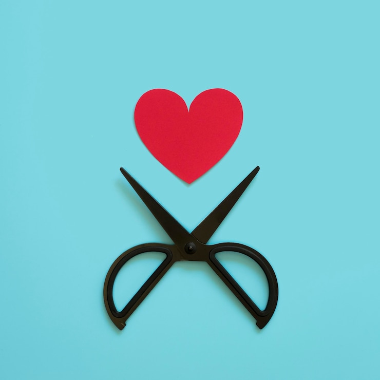 Photo gratuit coeur en papier et ciseaux