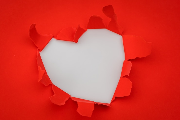 Photo gratuit coeur papier déchiré avec un espace pour le texte.