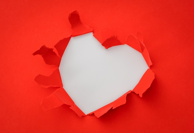 Photo gratuit coeur papier déchiré avec un espace pour le texte.