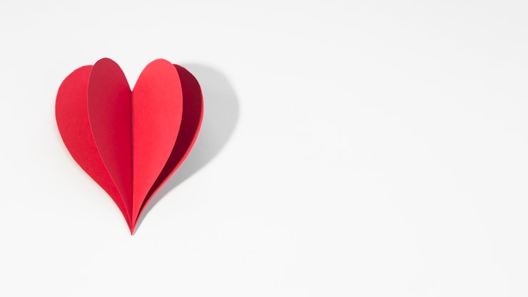 Photo gratuit coeur de papier rouge espace copie sur table