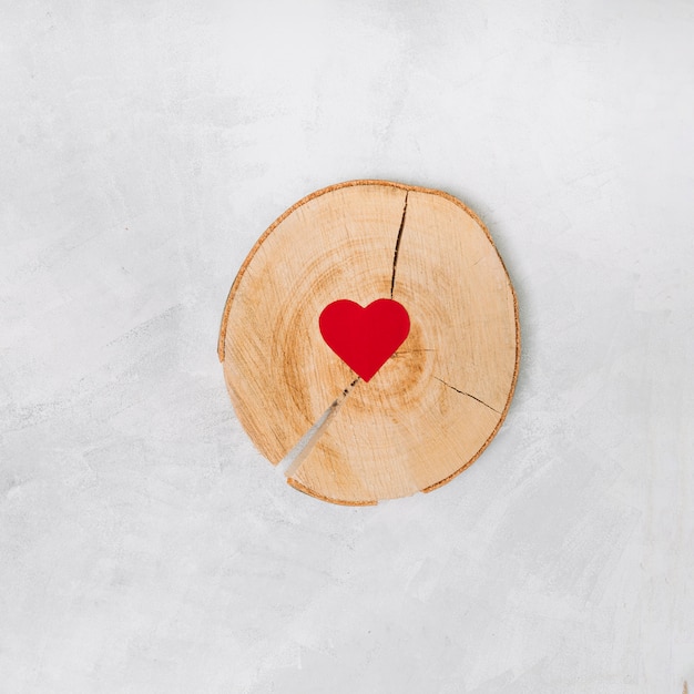 Coeur de papier sur socle en bois