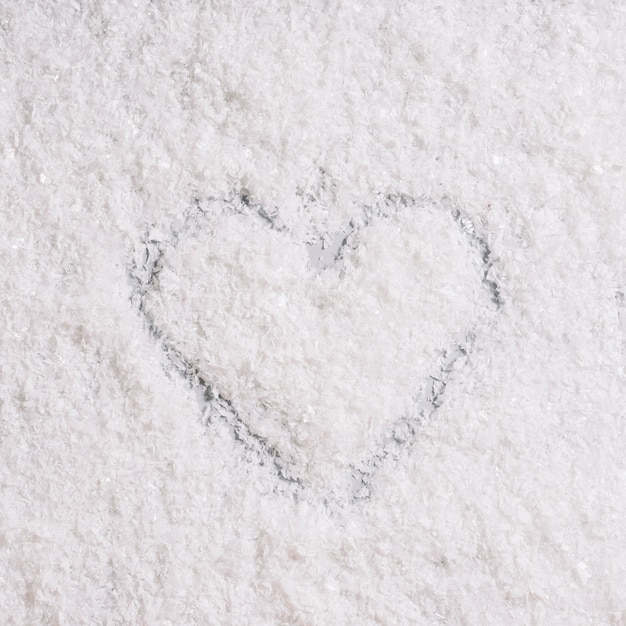 Coeur peint sur neige