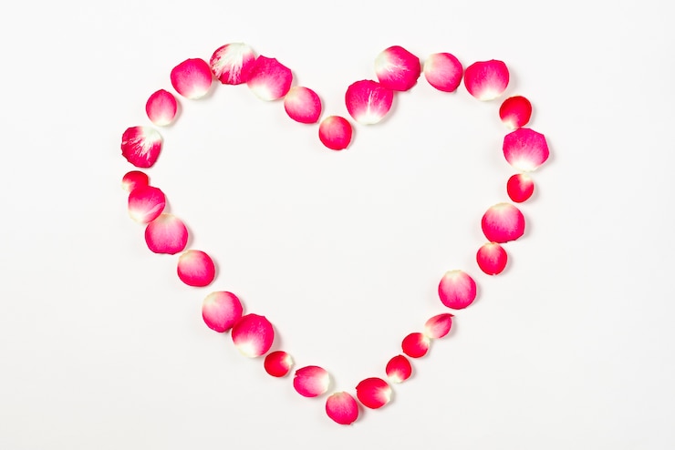 Photo gratuit coeur de pétales de rose