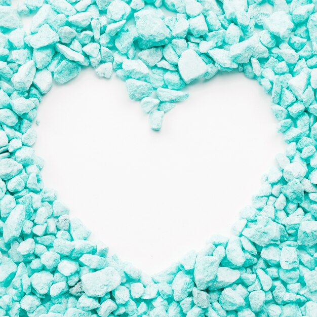 Coeur en pierres turquoises