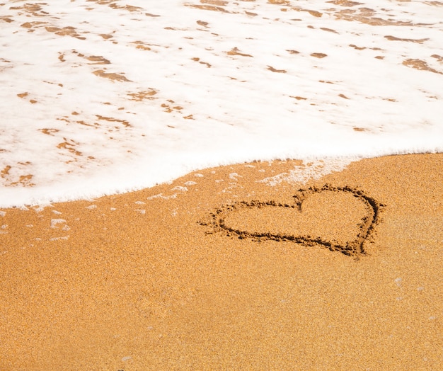 Coeur sur la plage.