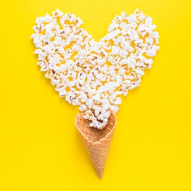 Photo gratuite coeur de pop-corn avec cône de gaufre