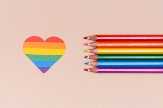 Cœur Rainbow LGBT et crayons multicolores