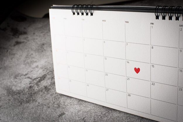 Coeur rouge le 14 février au calendrier, concept de la Saint-Valentin