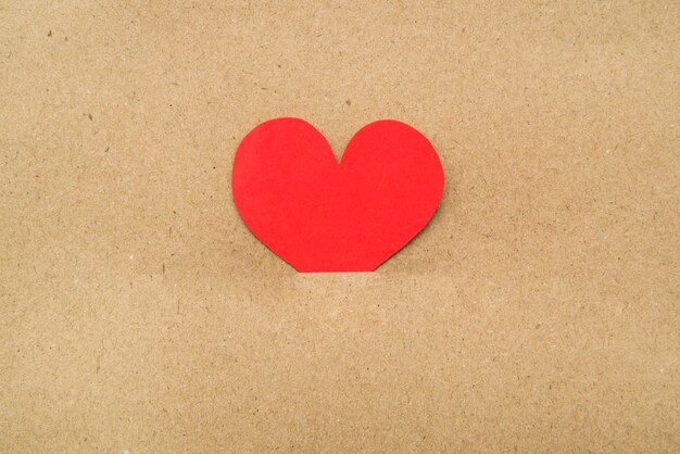 Coeur rouge au milieu du carton