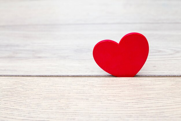 Coeur rouge en fente de bois