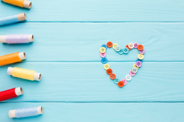 Photo gratuite coeur saint valentin avec boutons et ficelle