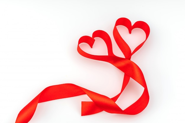 Coeur Valentine. Ruban de soie rouge. Amour Symbole.