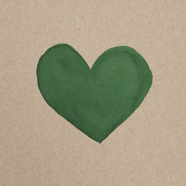 Photo gratuit coeur vert à l'intérieur du carton brun écologique