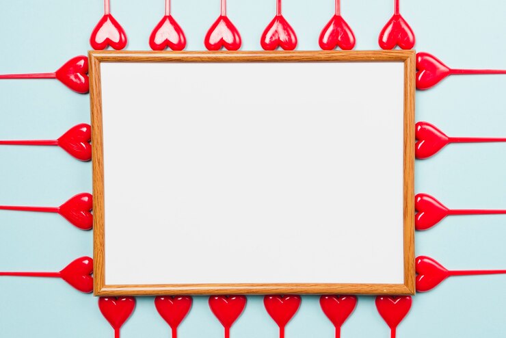 Photo gratuit coeur vif colle autour du tableau blanc