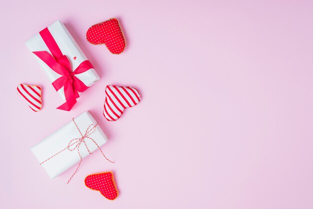 Coeurs faits main près de cadeaux mignons