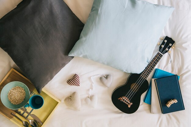 Coeurs sur le lit au milieu des trucs de la Saint-Valentin