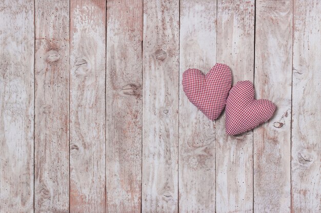 coeurs en peluche sur une table en bois