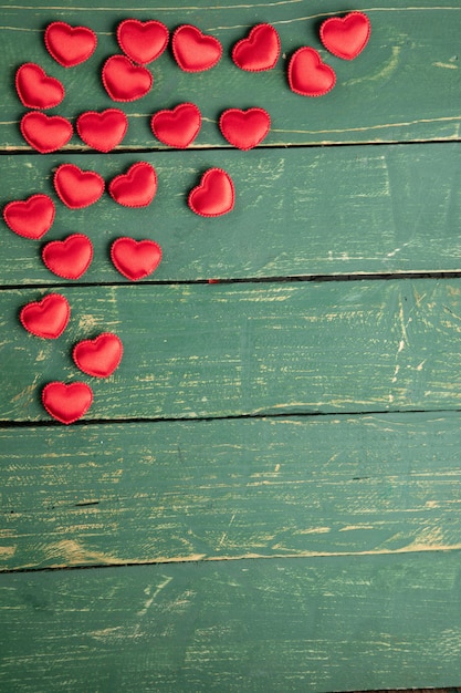 Coeurs sur une table en bois verte