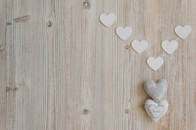 Photo gratuite coeurs en tissu avec des coeurs en papier blanc