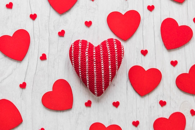 Coeurs tricotés au milieu de la composition du coeur