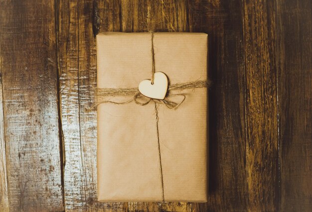 Coffret cadeau artisanal avec coeur rouge sur une table en bois Vue de dessus