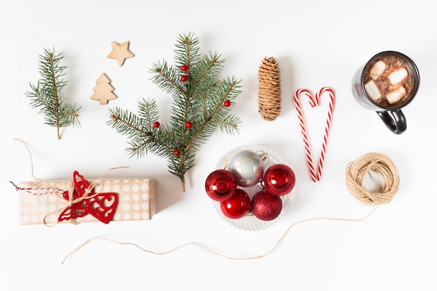 Photo gratuite coffret cadeau avec branche de sapin et tasse à café