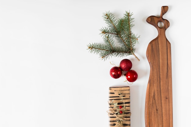 Coffret cadeau avec des branches de sapin et des boules