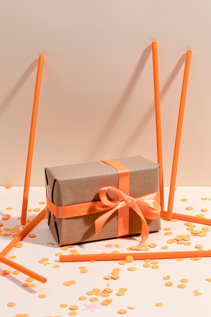 Coffret cadeau enveloppé sur table