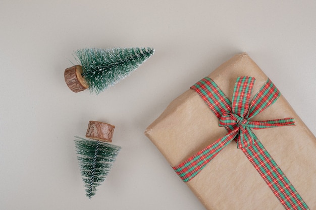 Coffret cadeau de Noël emballé dans du papier recyclé avec noeud en ruban
