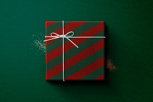 Coffret cadeau de Noël emballé dans du papier rouge et vert