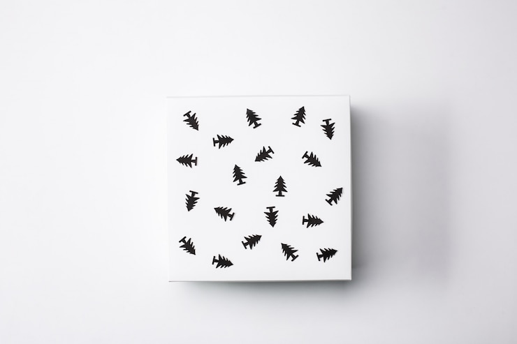 Photo gratuit coffret cadeau de noël sur fond blanc. au dessus de.