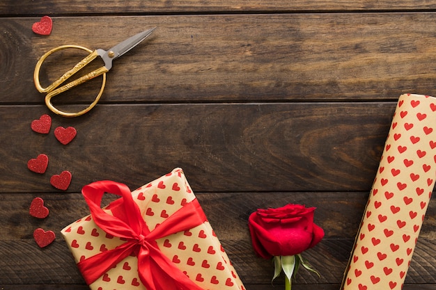Coffret cadeau près de rouleau de papier, de ciseaux et de fleurs chérie