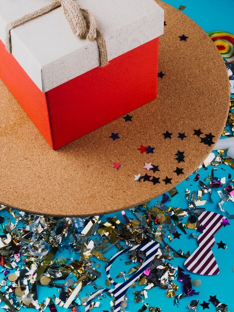 Coffret et confettis colorés