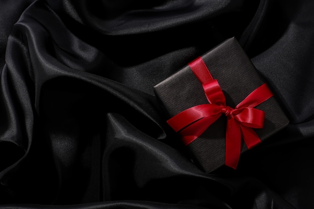 Coffret noir avec noeud rouge