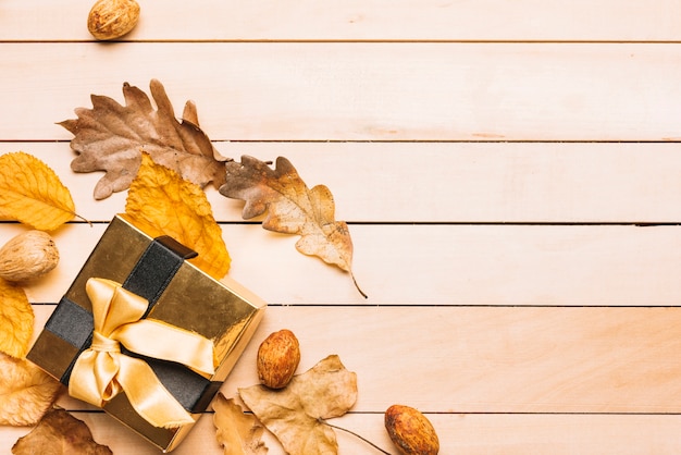 Coffret près des feuilles et des amandes