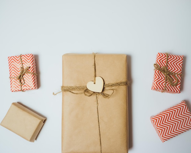 Coffrets cadeaux artisanaux avec coeur rouge sur une table blanche Vue de dessus