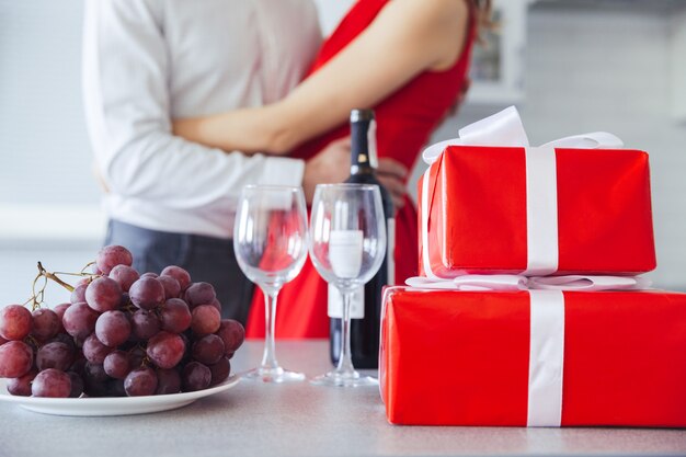 coffrets cadeaux, bouteille de vin et raisin sur table