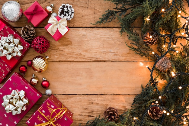 Coffrets cadeaux avec des branches vertes sur la table