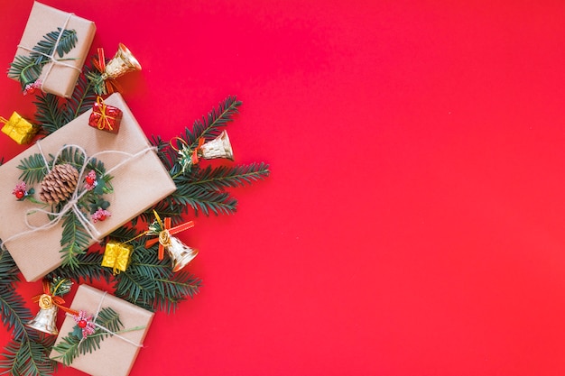 Photo gratuite coffrets cadeaux décorés sur une branche de noël